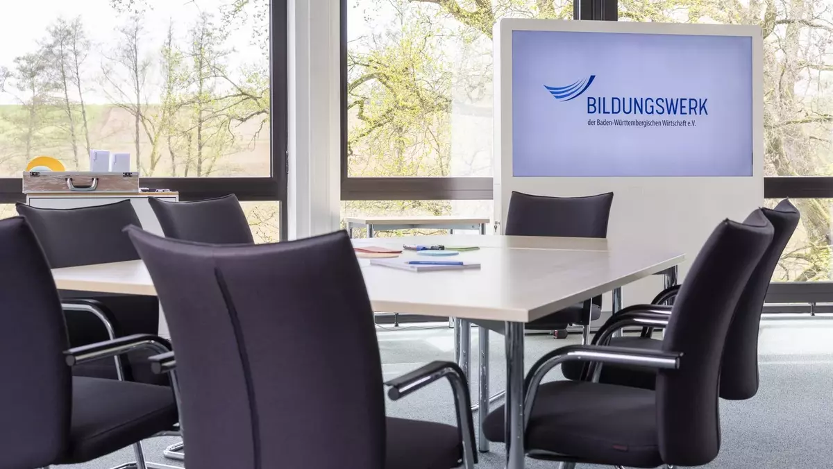 Moderner Tagungsraum im Haus Steinheim mit Beamer, Whiteboard und viel Tageslicht